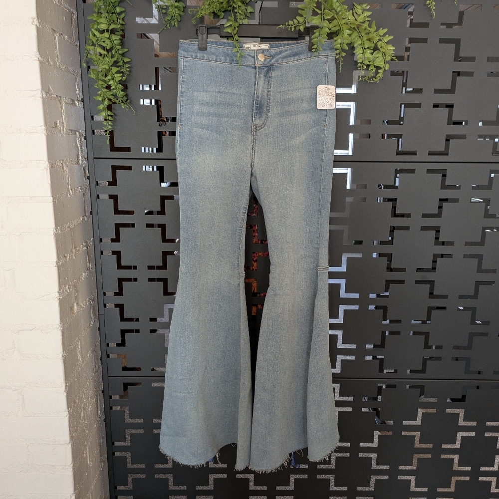 Free People Just Float On flares - Size 28 short